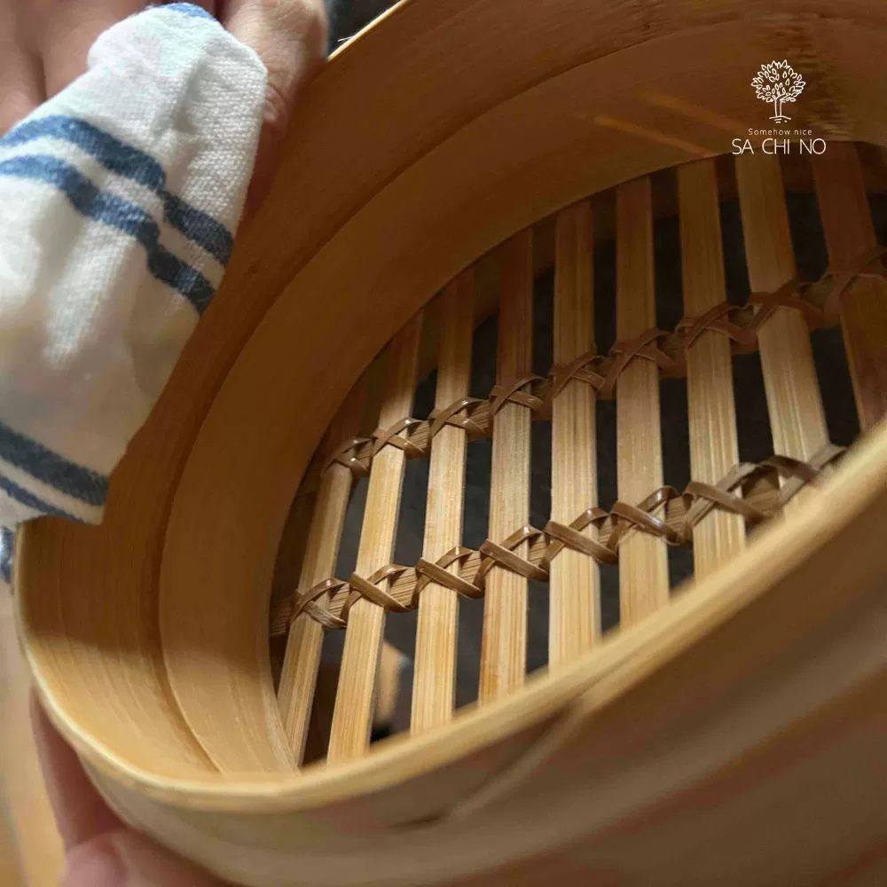 せいろを拭き洗いしている画像